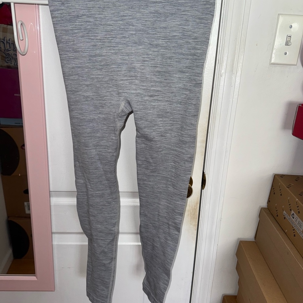 Butt scrunch grey leggings